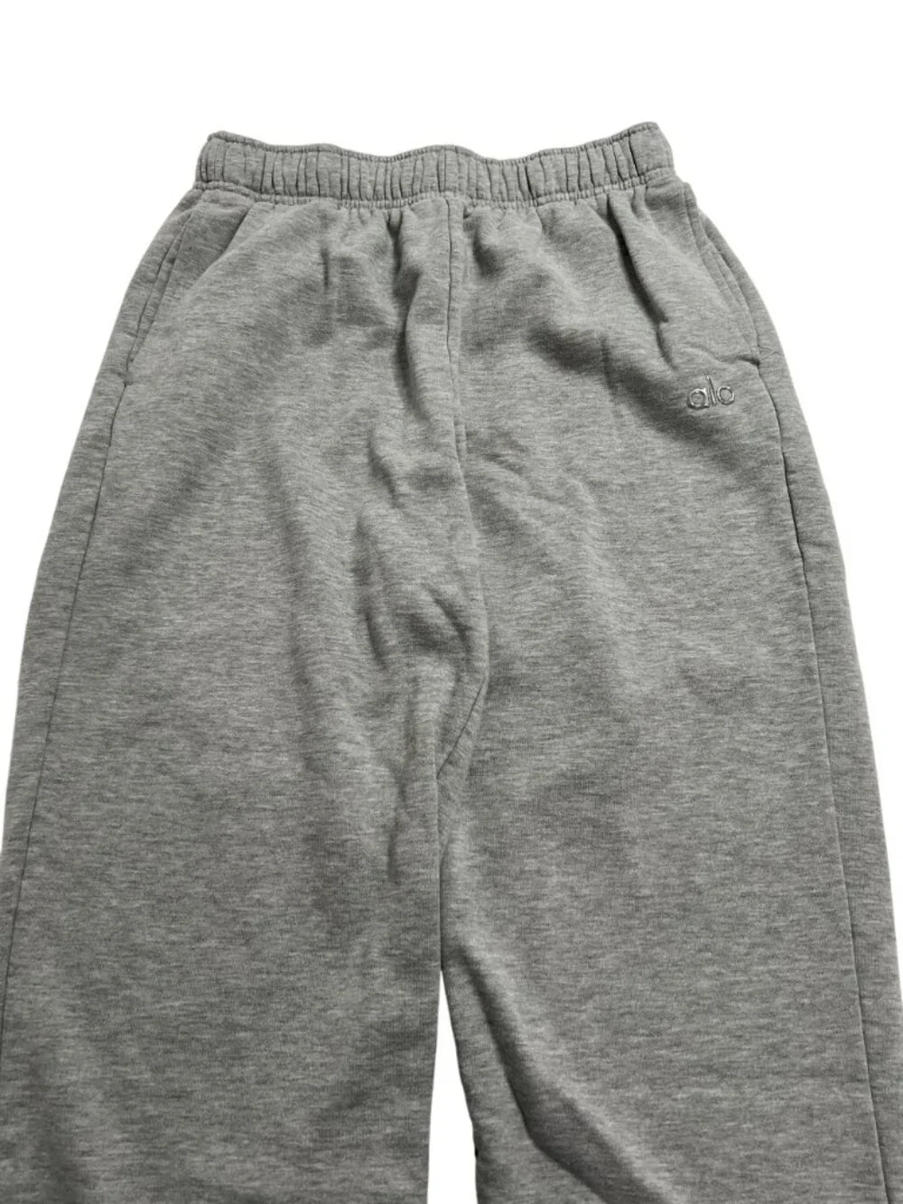 ALO Yoga Accolade Straight Leg Sweatpants in Athletic Heather Grey